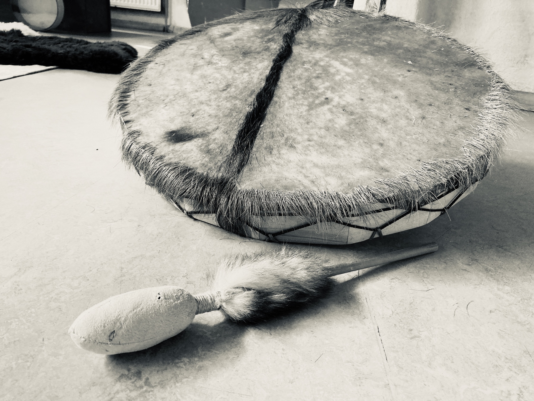 Framedrum met dierenhuid bespanning en bijpassende beugel, sfeerbeeld bij Verdiepen dag 4