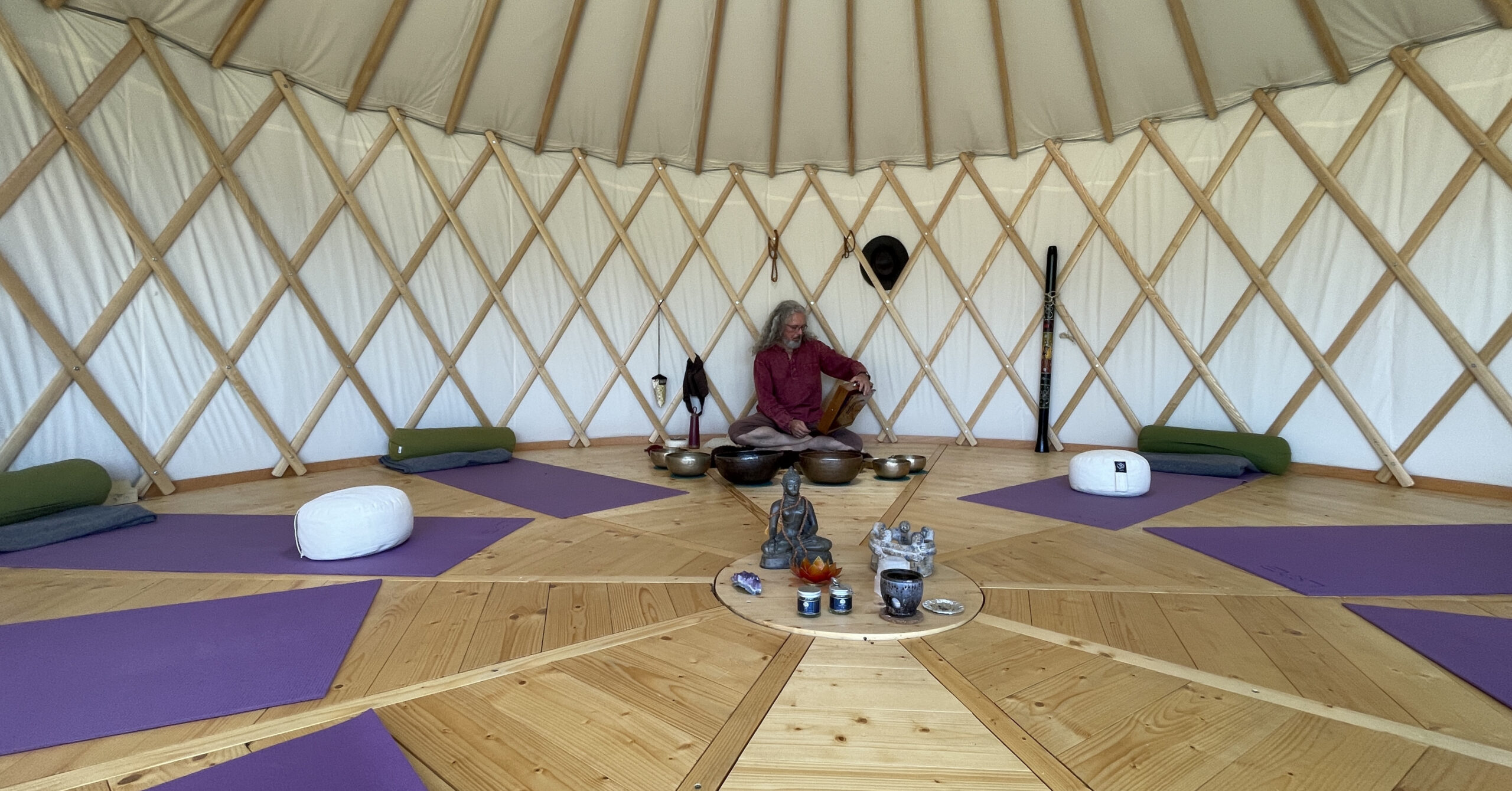 Menno teaches overtone singing in a beautiful yurt