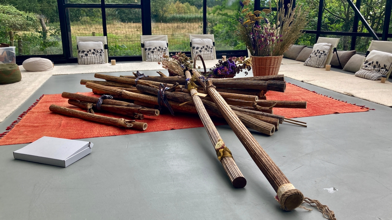 Rainsticks en droogbloemen in de yoga kas.